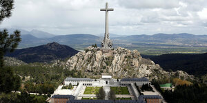 Ein monumentales Kreuz auf einer Gedenkstätte auf einem Berg