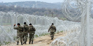 Mazedonische Soldaten patrouillieren an der mazedonisch-griechischen Grenze zwischen hohen Nato-Stacheldraht-Zäunen