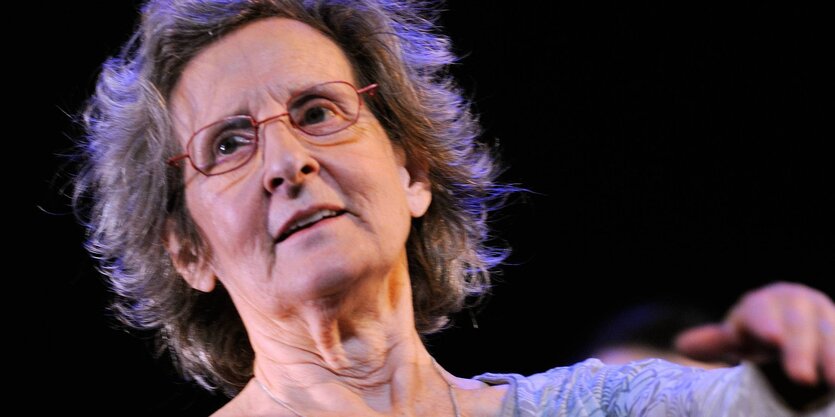 Trisha Brown steht auf der Bühne