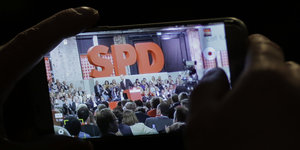 Foto vom SPD-Parteitag am 19. März auf einem Smartphone