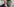 Trump hält die Hand als würde er flüstern. Sein Mund sieht aus, als würde er rufen
