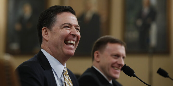 James Comey lacht schallend ins Mikrofon