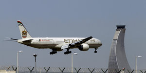 Ein Flugzeug der Linie Etihad Airways im Landeanflug