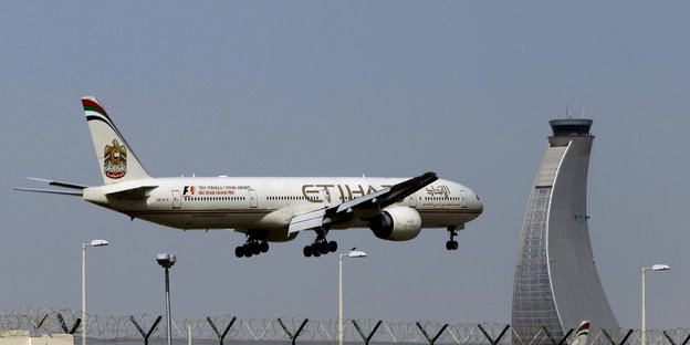 Ein Flugzeug der Linie Etihad Airways im Landeanflug