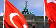 türkische Fahnen vor dem Brandenburger Tor
