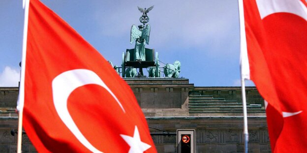 türkische Fahnen vor dem Brandenburger Tor