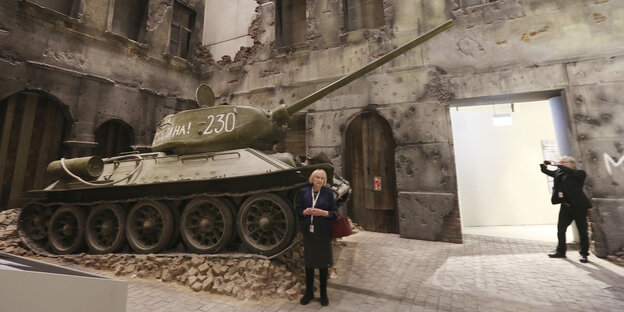 Museumsraum mit Sowjet-Panzer und zerstörtem Haus