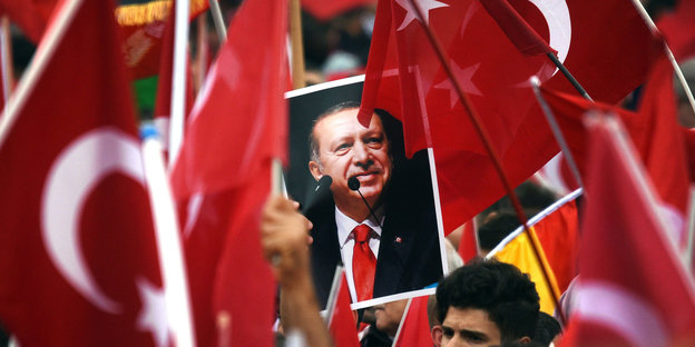 Ein Foto von Erdogan inmitten einem Meer von türkischen Flaggen