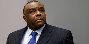 Jean-Pierre Bemba guckt fragend nach oben