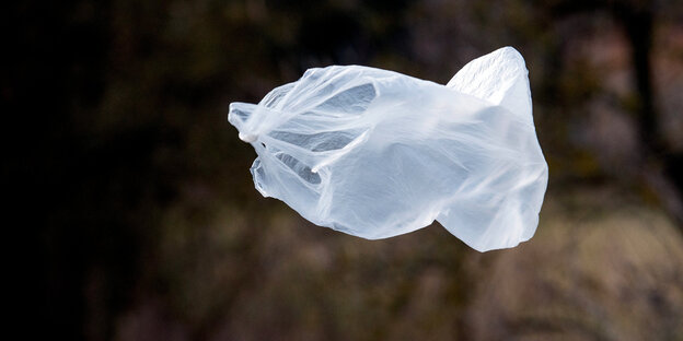 eine weiße Plastiktüte bauscht sich und fliegt im Wind davon