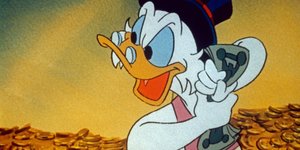 Eine Szene aus der Comic-Serie "Neues aus Entenhausen": Eine Zeichentrick-Ente mit Zylinder und Brille hält Geldscheine umklammert
