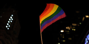 Eine Regenbogenflagge in der Dunkelheit