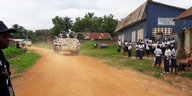 Blauhelme der MONUSCO-Friedensmission patroulllieren in der Nähe der Provinzhaupstadt Kananga