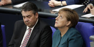 Sigmar Gabriel und Angela Merkel langweilen sich im Bundestag.