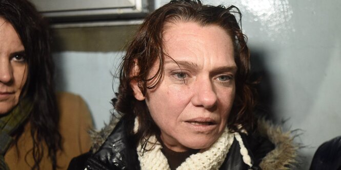 Asli Erdogan sieht müde aus und spricht in ein Mikrofon