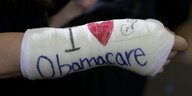 Ein Verband auf dem "Ich liebe Obamacare" auf Englisch steht