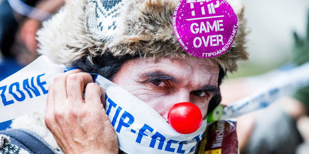 Mann mit Clownsnase gegen TTIP und Ceta