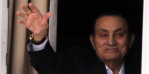 Husni Mubarak winkt auf einem Balkon
