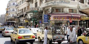 Straßenszene in Damaskus aus dem Jahr 2008: Taxis und Passanten vor altem Gebäude