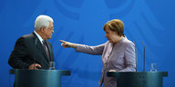 Merkel zeigt mit dem Zeigefinger auf Abbas