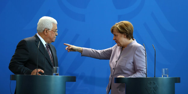 Merkel zeigt mit dem Zeigefinger auf Abbas