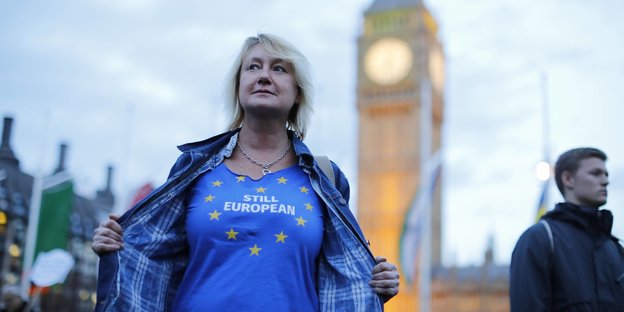 Eine Frau steht vor dem Big Ben, auf ihrem T-Shirt steht „Stil European“