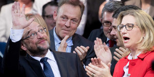 Martin Schulz, Thomas Oppermann, Sigmar Gabriel und Anke Rehlinger stehen beieinander