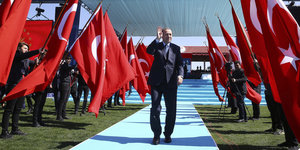 Erdoğan läuft salutierend durch Spalier mit Flaggen