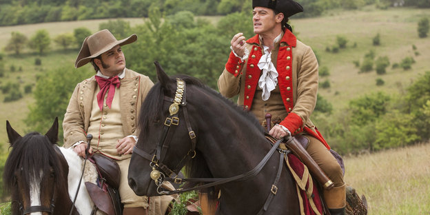 Le Fou und Gaston reiten auf Pferden und reden