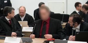 Timo S. sitzt zwischen seinen Anwälten