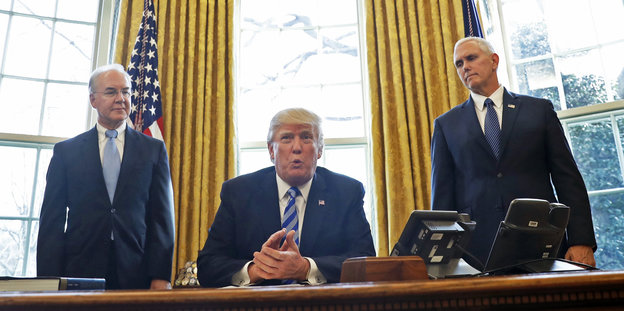 Trump und zwei Männer im Oval Office