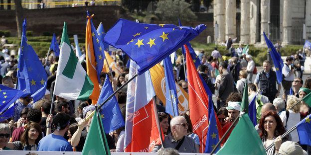 Menschen mit EU-Flaggen laufen auf der Straße