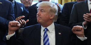Us-Präsident Donald Trump hebt seine Fäuste