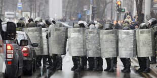 Martialisch ausgerüstete Polizisten