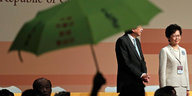Ein grüner Regenschirm und die neue Regeriungschefin Carrie Lam