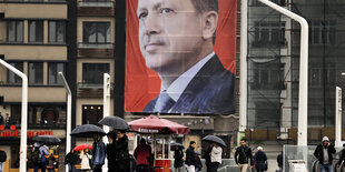 Ein Plakat, das Erdogan zeigt