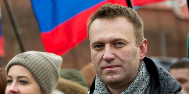 Alexej Nawalny vor einer russischen Flagge auf einer Demonstration
