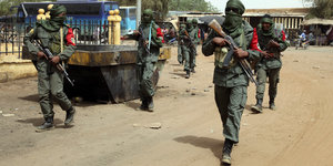Ehemalige Rebellen und malische Soldaten auf Patrouille
