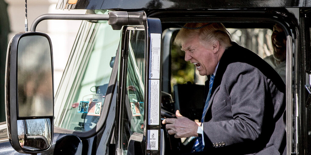 Trump schreit in einem Lkw