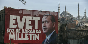 auf einem überdimensional großen Plakat prangt neben Erdogans Konterfei ein fettes Evet, also Ja
