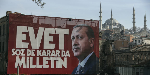 auf einem überdimensional großen Plakat prangt neben Erdogans Konterfei ein fettes Evet, also Ja