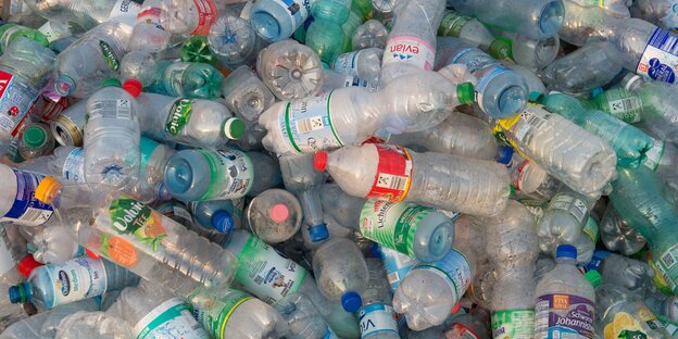 Gebrauchte Plastikflaschen liegen auf einem Haufen