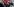 Menschen stehen vor einem Zaun mit Türkei-Flagge