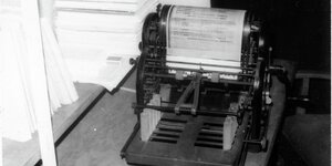 schwarz-weiß Foto eines Matritzendruckers