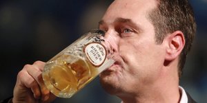 Heinz-Christian Strache trinkt aus einem Bierkrug
