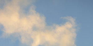 Rauchwolken vor blauem Himmel