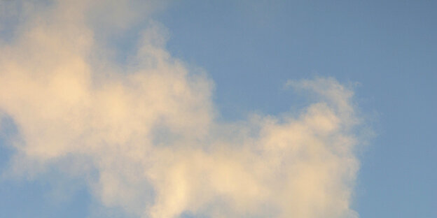 Rauchwolken vor blauem Himmel