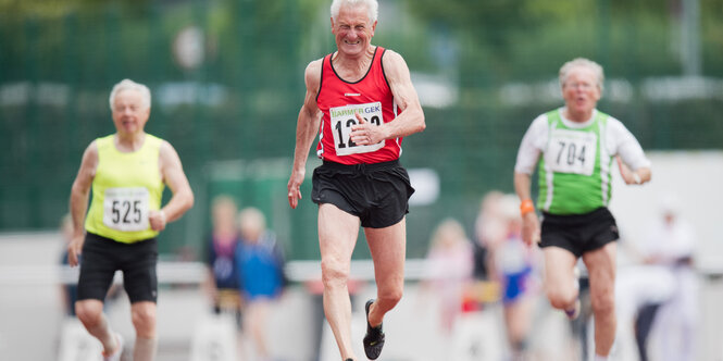 drei ältere Menschen in bei der Leichtathletikmeisterschaft der Senioren