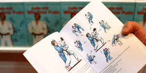 Aufgeschlagenes Buch mit Judo-Skizzen