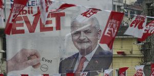 Ein Plakat mit dem Konterfei eines türkischen Politikers und dem türkischen "Ja" zwischen türkischen Wimpeln
